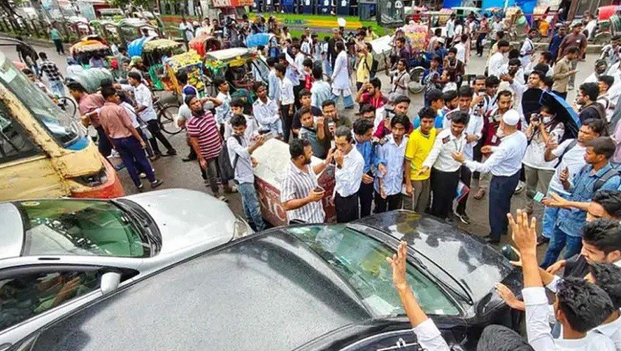 Students Block Roads in Nilkhet-Science Lab, Causing Severe Traffic Congestion
